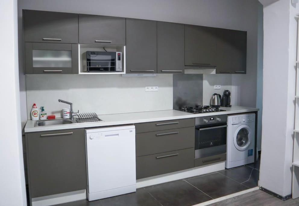 Modern Apartment In The Center Of プラハ エクステリア 写真